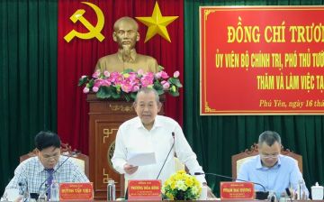 Deputy PM Truong Hoa Binh works with Phu Yen leaders